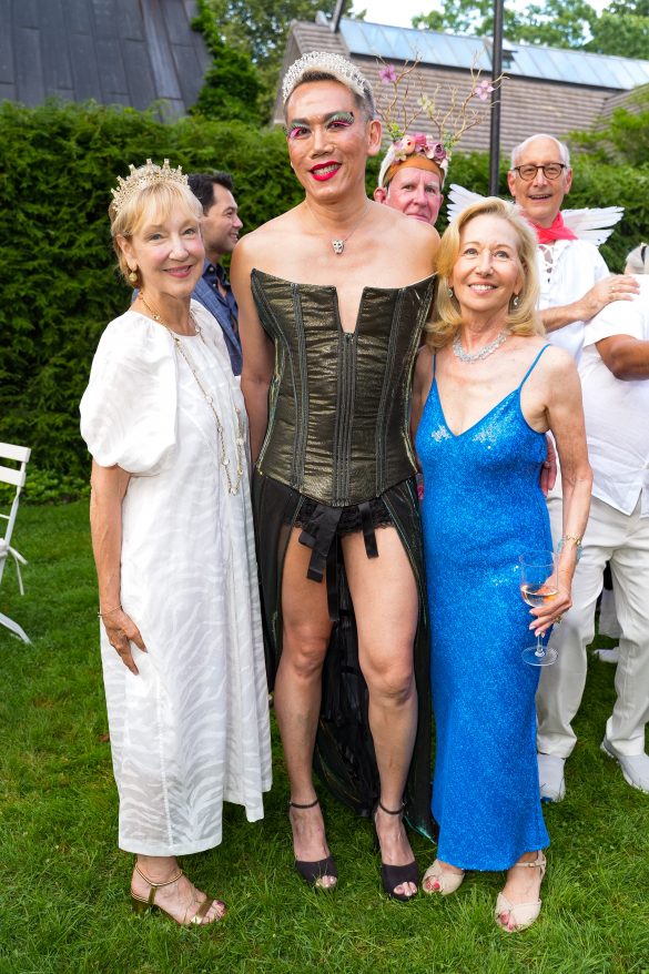 EAST HAMPTON, NY - JULY 22: Linda Willett, Dr. Peter and Emma Clurman attend LongHouse Reserve MIDSUMMER DREAM 2023 Benefit at LongHouse Reserve on July 22, 2023 in East Hampton, NY. (Photo by Sean Zanni/PMC) *** Local Caption *** Linda Willett;Dr. Peter;Emma Clurman